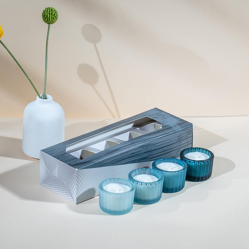 Set med 4 vertikala randiga små ljuskoppar av dvärgglas