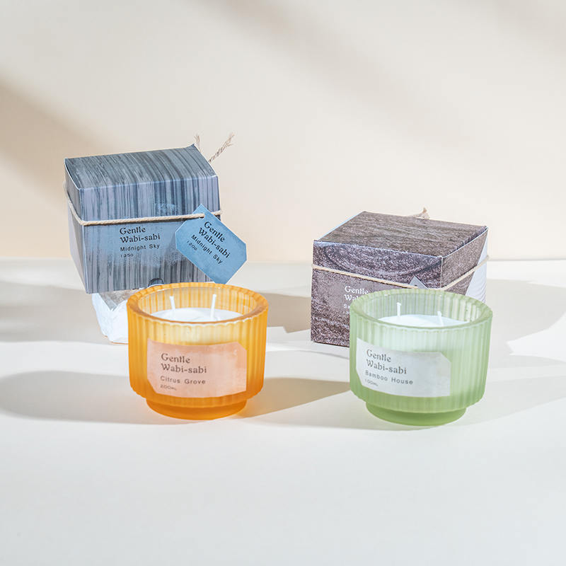 Rund ljuskopp i glas med vertikala ränder doftljus - eko sojavaxljusförsäljare