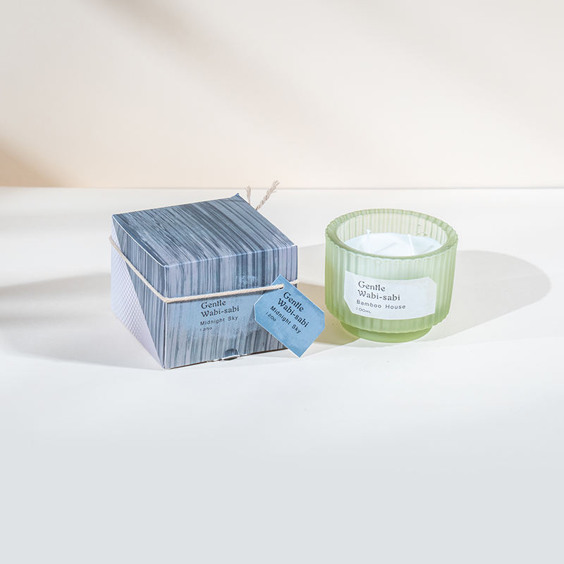 Rund ljuskopp i glas med vertikala ränder doftljus - eko sojavaxljusförsäljare