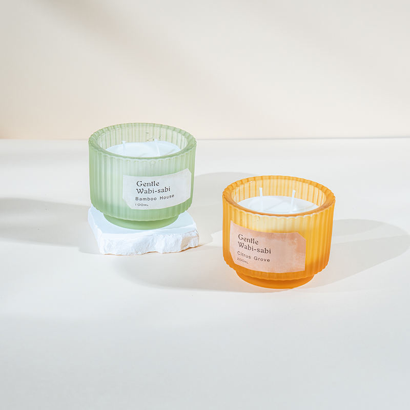 Rund ljuskopp i glas med vertikala ränder doftljus - eko sojavaxljusförsäljare