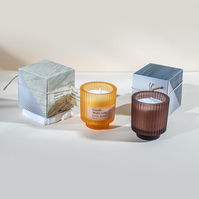 Rund ljuskopp i glas med vertikala ränder doftljus - eko sojavaxljusförsäljare