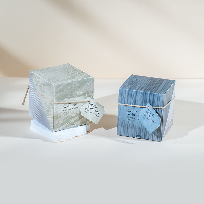 Rund ljuskopp i glas med vertikala ränder doftljus - eko sojavaxljusförsäljare