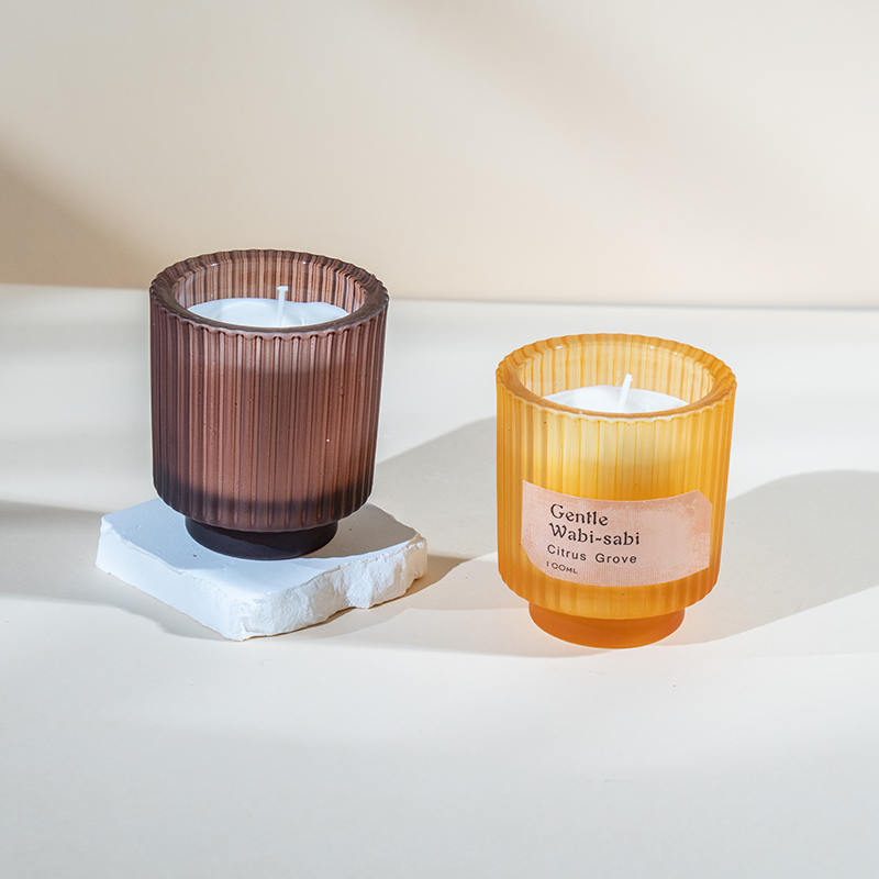 Rund ljuskopp i glas med vertikala ränder doftljus - eko sojavaxljusförsäljare