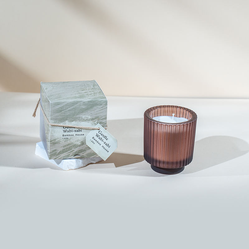 Rund ljuskopp i glas med vertikala ränder doftljus - eko sojavaxljusförsäljare