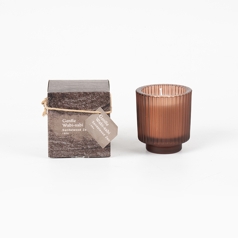 Rund ljuskopp i glas med vertikala ränder doftljus - eko sojavaxljusförsäljare