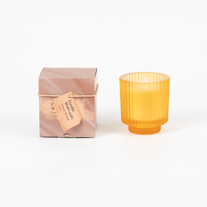 Rund ljuskopp i glas med vertikala ränder doftljus - eko sojavaxljusförsäljare