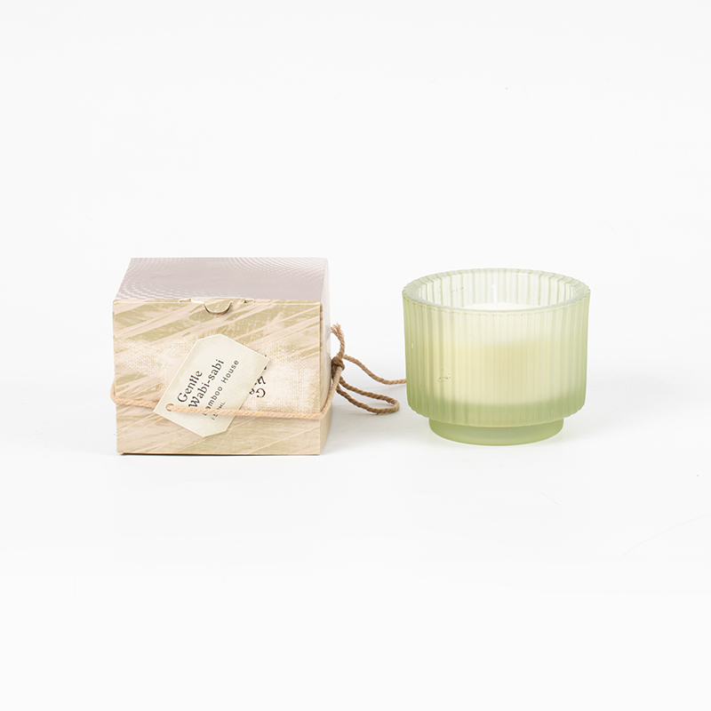 Rund ljuskopp i glas med vertikala ränder doftljus - eko sojavaxljusförsäljare