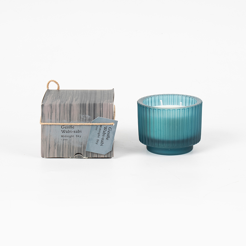 Rund ljuskopp i glas med vertikala ränder doftljus - eko sojavaxljusförsäljare