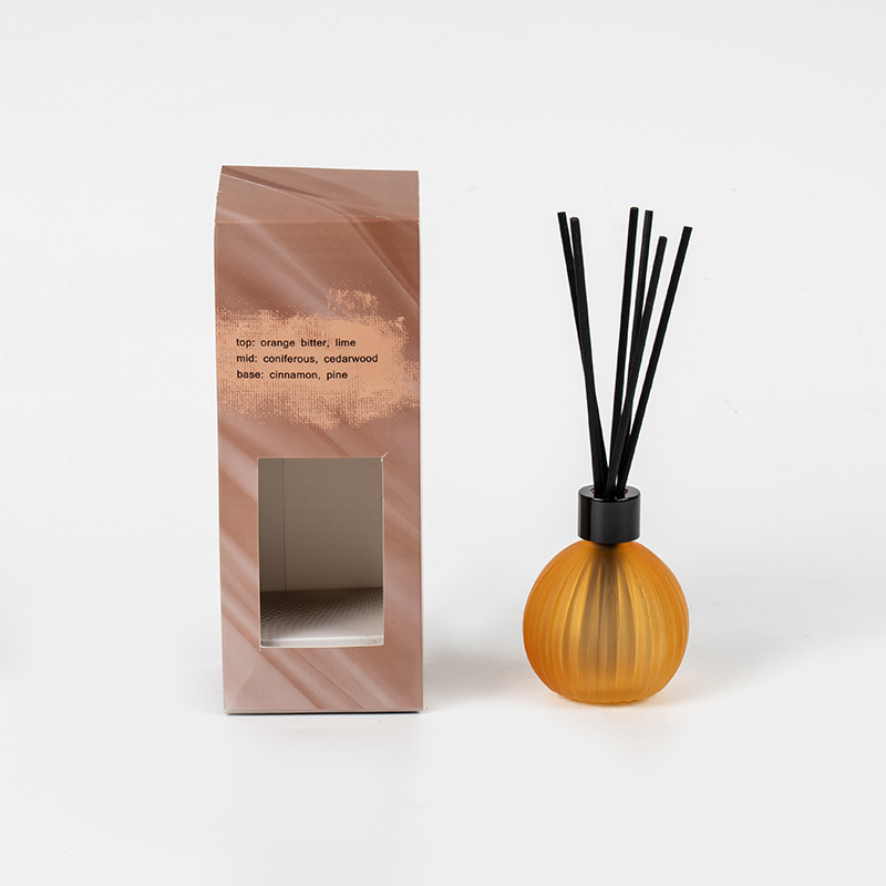 Liten glödlampa av glas med vertikala ränder avdunstande flaska vassdiffusor - tillverkare av doftrör för hem