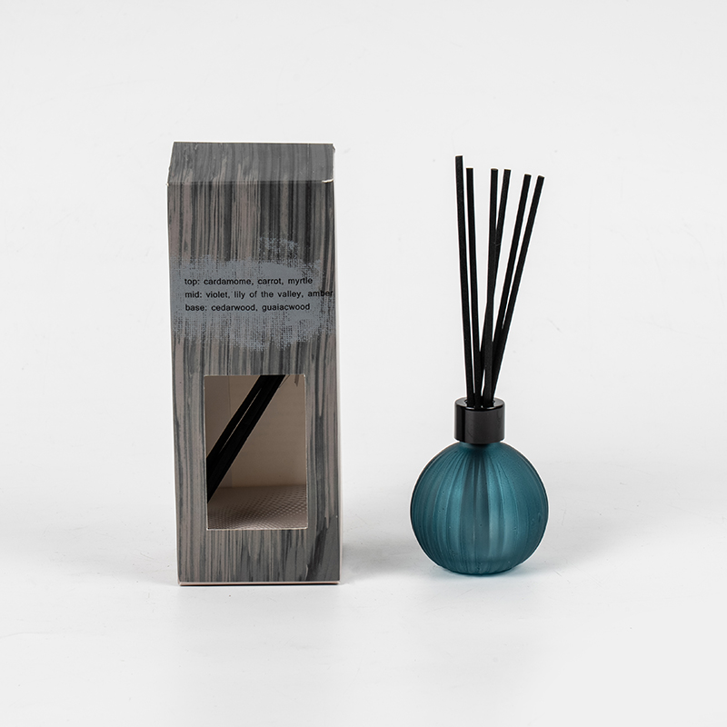 Liten glödlampa av glas med vertikala ränder avdunstande flaska vassdiffusor - tillverkare av doftrör för hem